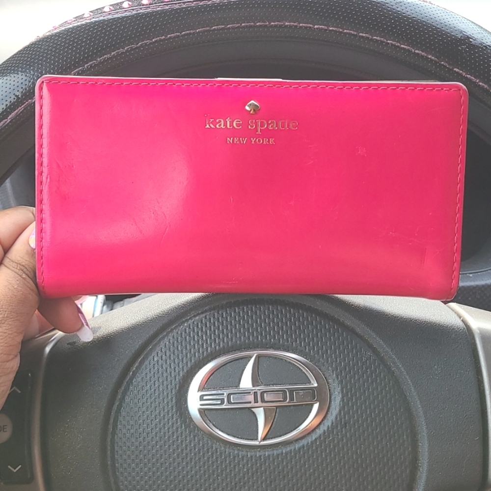 Hot pink Kate Spade leather wallet. Excellent condition